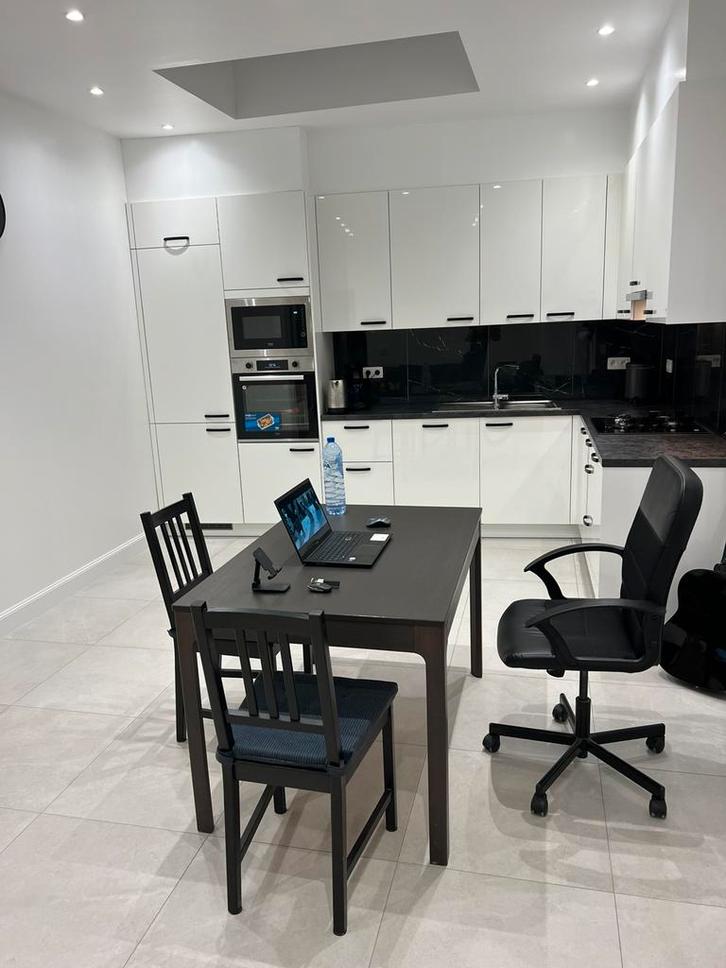 Eettafel in topstaat – uitschuifbaar tot 180 cm, Huis en Inrichting, Tafels | Eettafels, Gebruikt, 50 tot 100 cm, 150 tot 200 cm