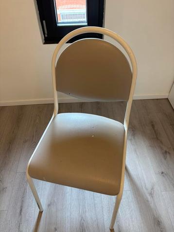 Stoelen met metalen frame beschikbaar voor biedingen
