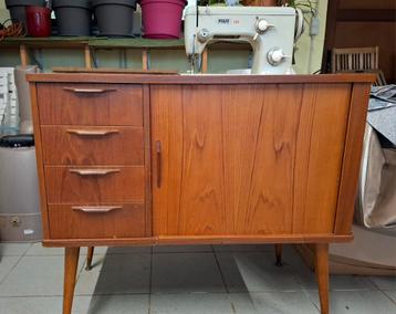 Machine à coudre sur meuble, Avec tiroir(s), 25 à 50 cm, Enlèvement, Utilisé