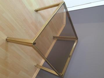 Glazen bijzettafel beschikbaar voor biedingen