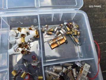 LOT DE DIFFERNET AMPOULES ET AUTRES ACCESSOIRES beschikbaar voor biedingen