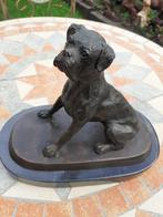 PRACHTIGE BOXERSHORT IN BRONS OP EEN MARMEREN ONDERSTEL, Antiek en Kunst, Ophalen of Verzenden, Brons