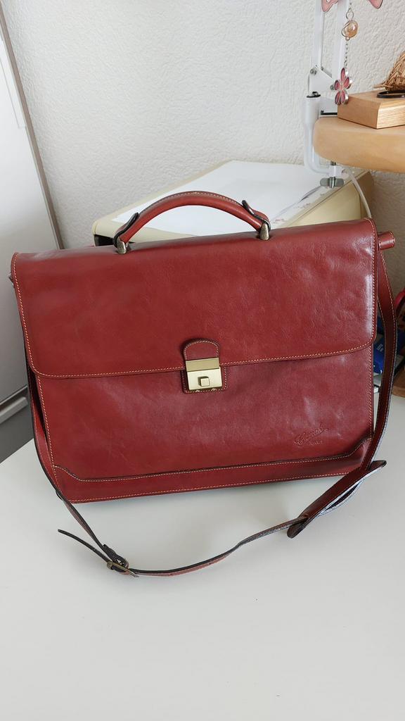 Magnifique sacoche porte-documents en cuir véritable, Handtassen en Accessoires, Tassen | Schoudertassen, Zo goed als nieuw, Rood