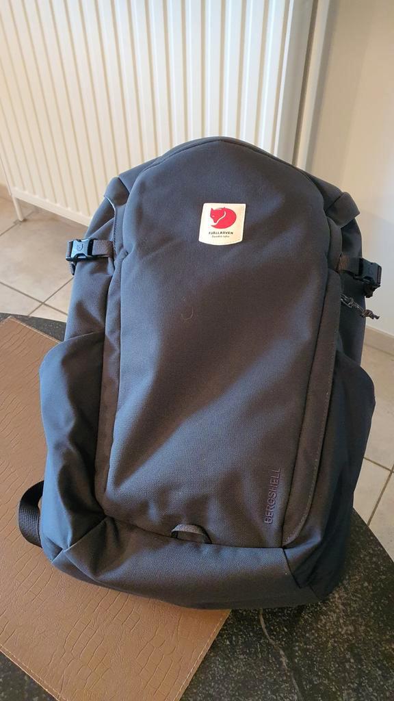 Rugzak Fjallraven Ulvo 23 DONKERGRIJS, Handtassen en Accessoires, Tassen | Rugtassen, Ophalen of Verzenden