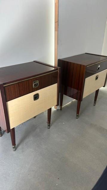 Vintage nachtkastjes beschikbaar voor biedingen