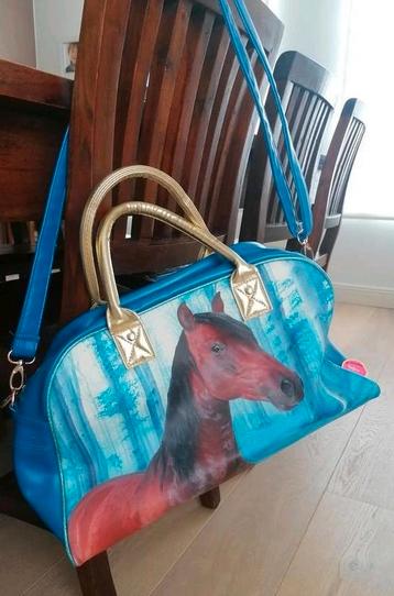 Toffe grote tas van de kunstboer beschikbaar voor biedingen