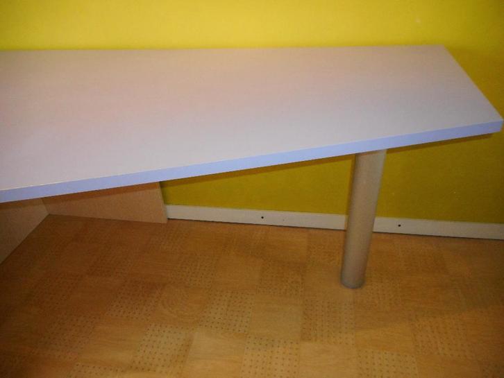 Keukentafel in frisse lavendelkleur, Huis en Inrichting, Tafels | Eettafels, Gebruikt, 50 tot 100 cm, 150 tot 200 cm, tot twee personen