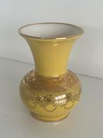 Geel met gouden porseleinen vaasje, Antiek en Kunst, Ophalen of Verzenden