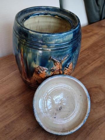 Tabaks pot uit aardewerk. beschikbaar voor biedingen