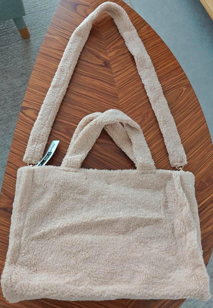 Nieuwe lichtbeige teddy handtas met schouderriem
40×25cm, Handtassen en Accessoires, Tassen | Damestassen, Handtas, Ophalen