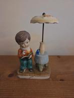 Beeldje  jongen op terras met parasol, Ophalen, Gebruikt, Mens