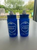 2 wielerbidons van Decathlon ag2r, Sport en Fitness, Wielrennen, Ophalen of Verzenden, Zo goed als nieuw, Overige typen