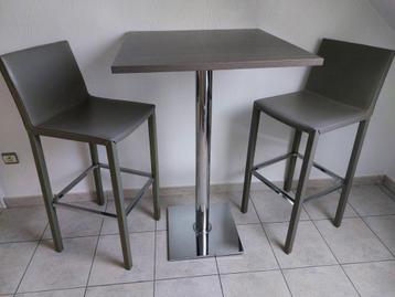 Bartafel met 2 barkrukjes beschikbaar voor biedingen