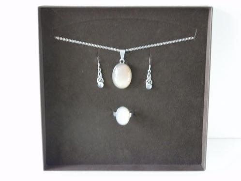 Opaal. Zilveren juwelen met opaal edelstenen. 925., Handtassen en Accessoires, Antieke sieraden, Overige typen, Zilver, Met edelsteen