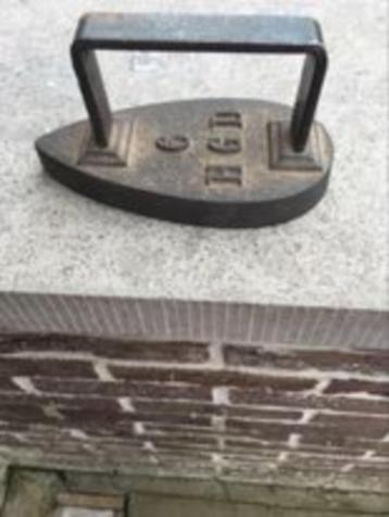 Antiek strijkijzer beschikbaar voor biedingen