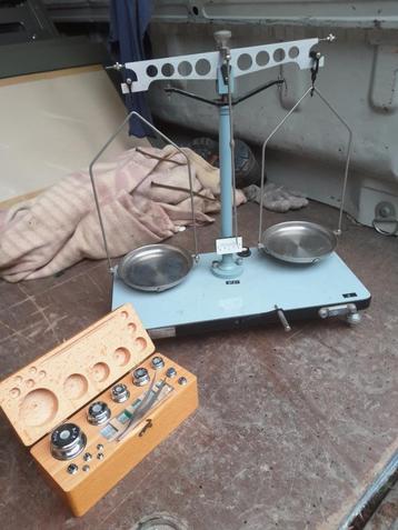 Vintage weegschaal + doos gewichtjes  samen ; 25 euro KOOPJE beschikbaar voor biedingen