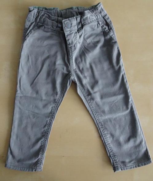 Mooie lichtgrijze katoenen broek voor jongen, maat 86, Enfants & Bébés, Vêtements de bébé | Taille 86, Comme neuf, Garçon, Pantalon