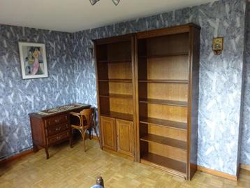 Bureau met Boeken rek beschikbaar voor biedingen