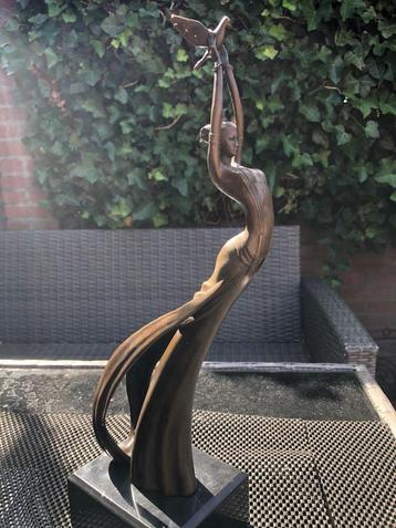 elegant bronzen art beeld vrouw die duif los laat  disponible aux enchères