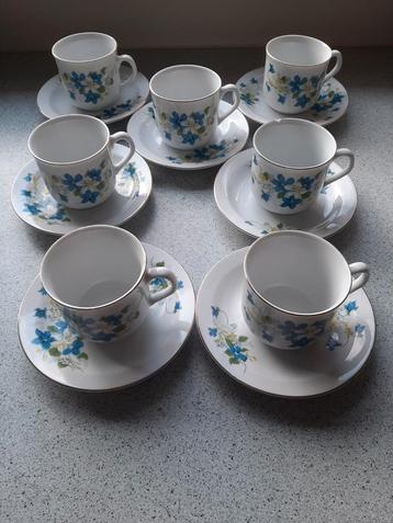 Vintage koffieservies 6 kopjes met blauwe bloemen beschikbaar voor biedingen