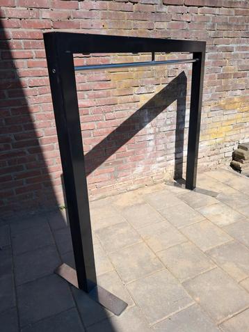 Tekoop kledingrek  beschikbaar voor biedingen