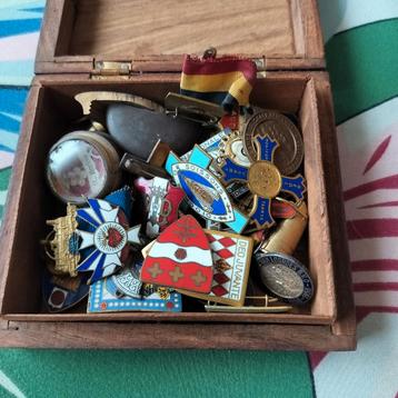 Antieke pins  beschikbaar voor biedingen