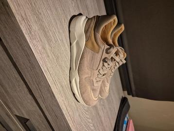 Beige sneakers March23 disponible aux enchères