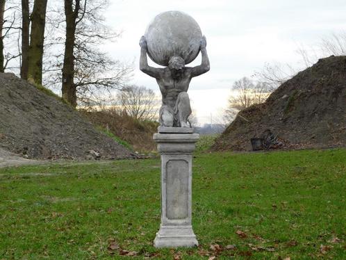 Eenmalig: Beeld Atlas op Sokkel - 135 cm - Steen, Tuin en Terras, Tuinbeelden, Nieuw, Steen, Ophalen of Verzenden