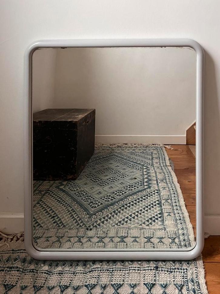 Spiegel met grijze kunststof kader met afgeronde hoeken, Huis en Inrichting, Woonaccessoires | Spiegels, Gebruikt, 50 tot 75 cm