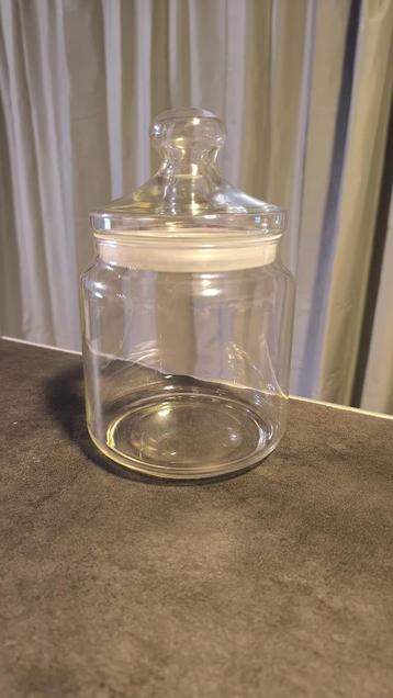 Glazen pot met afsluitend deksel (snoeppot) beschikbaar voor biedingen