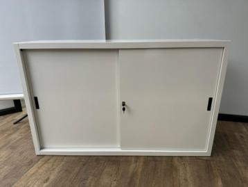 Metalen witte schuifdeurkast 160 x 100 x 45 cm beschikbaar voor biedingen