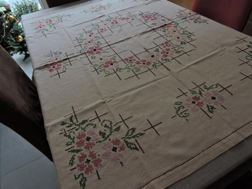 retro gemaakt groot of moeder ? tafelkleedje kruisjes steek, Huis en Inrichting, Tafelkleden, Gebruikt, Rechthoek, Binnen, Ophalen of Verzenden