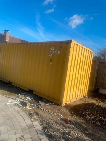 Zeecontainer te koop. 