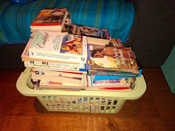 Doos stationsromannetjes liefdesverhalen 75 stuks, Boeken, Romans, Gelezen, Ophalen