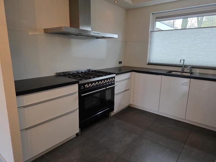 LUXE HOOGGLANS TULP KEUKEN MET BOSCH APPARATUUR, Huis en Inrichting, Keuken | Complete keukens, Zo goed als nieuw, Hoekkeuken