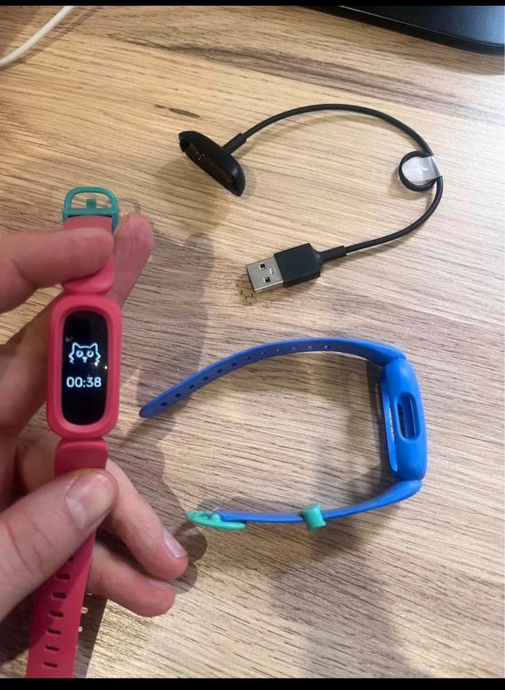 Fitbit Ace 3 Activiteitentracker voor kinderen, Bijoux, Sacs & Beauté, Montres connectées, Utilisé, Étanche, Enlèvement