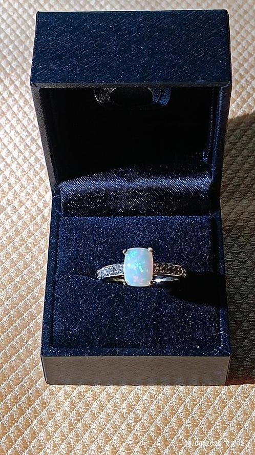 Prachtige geelvergulde sterling zilveren ring met opaal, Handtassen en Accessoires, Ringen, Nieuw, Dame, Geel, Zilver, Met edelsteen