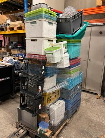 Pallet met lot bakken kisten opbergkisten sorteer bakken beschikbaar voor biedingen