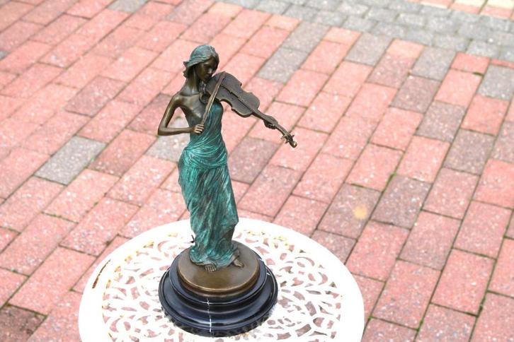 Vrouw met viool in gepatineerd en gesigneerd brons, KASSIN, Antiek en Kunst, Antiek | Brons en Koper, Brons, Ophalen