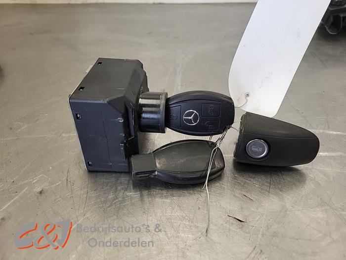 Serrure de contact + clé d'un Mercedes Vito, Autos : Pièces & Accessoires, Autres pièces automobiles, Mercedes-Benz, Utilisé, 3 mois de garantie