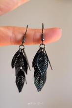 Zwarte oorbellen blaadjes, Handtassen en Accessoires, Oorbellen, Ophalen, Overige materialen, Zwart, Hangers