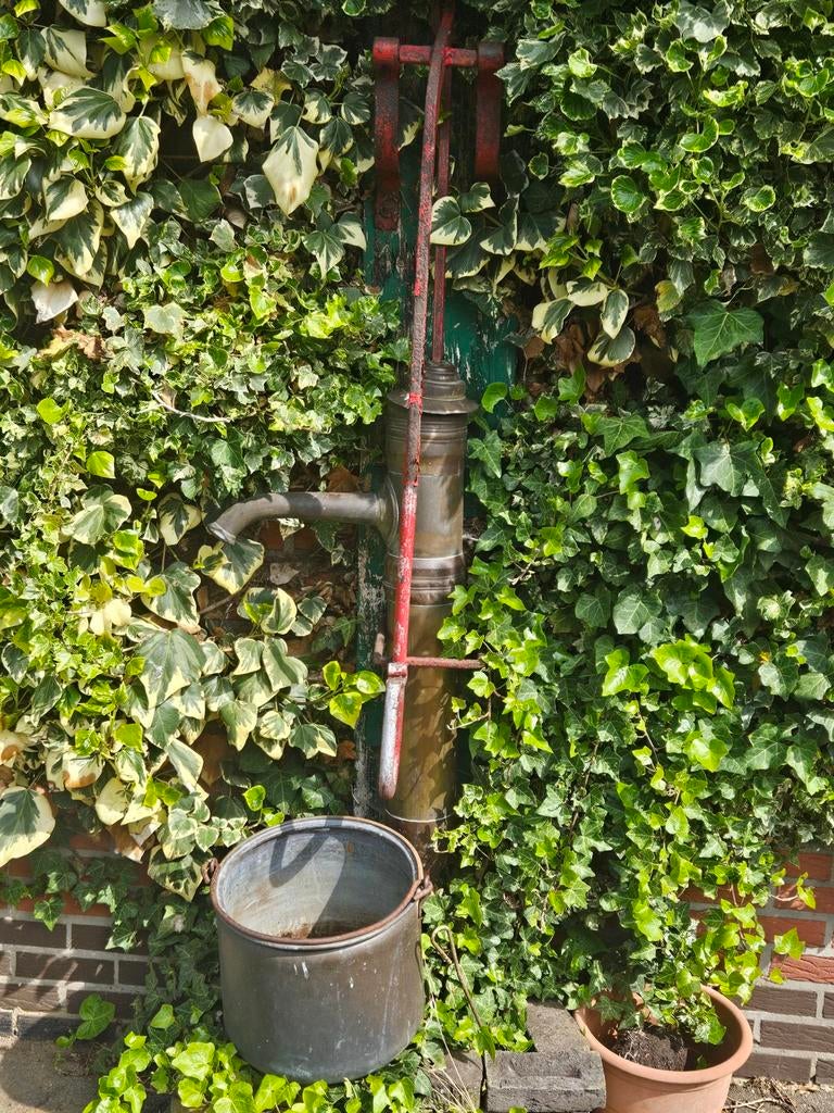 Antieke koperen pomp geel rood, Ophalen