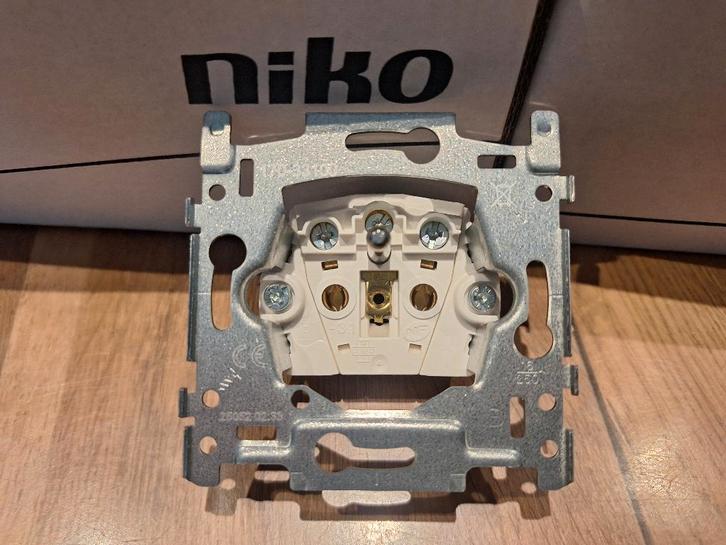 Prise Niko avec broche, Bricolage & Construction, Électricité & Câbles, Neuf, Interrupteur, Interrupteur, Enlèvement ou Envoi