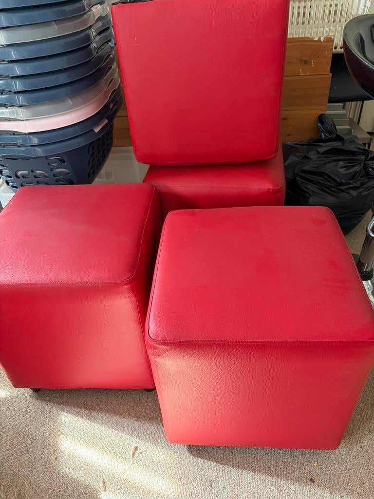 Rode kubuspoef (4 Stuks)in kunstleder., Huis en Inrichting, Ophalen, Zo goed als nieuw