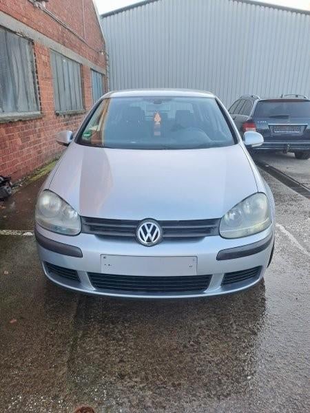 V/W Golf Automaat 1.6 benz ,2004 met 203.000 km EXPORT, Auto's, Stof, 4 cilinders, 1600 cc, Euro 4