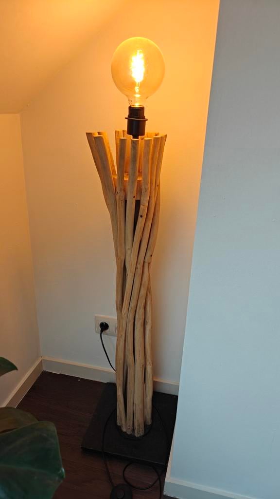 Deux lampes sur pied en bois originales, Maison & Meubles, Lampes | Lampadaires, Enlèvement