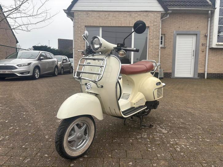 Vespa look scooter |50cc| Lage km! Zeer goede staat, Fietsen en Brommers, Scooters | Overige merken, Gebruikt, Klasse B (45 km/u)