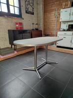 Ovale formicatafel, Enlèvement