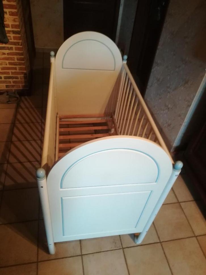 ensemble lit bébé avec matelas, lampe, chaise et table,, Enfants & Bébés, Berceaux & Lits, Utilisé, Enlèvement