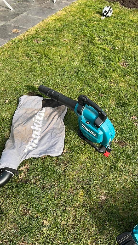 Bladblazer Makita DUB363 2 x 18 v, Tuin en Terras, Bladblazers, Gebruikt, Handgedragen, Accu, Met opvangzak, Met versnipperfunctie